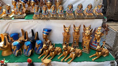 «لو من عشاق الأنتيكات انزل شارع المعز».. تُحف لـ توت عنخ آمون وحورس ونفرتيتي في أحضان المساجد العريقة.. والأسعار تبدأ من 60 جنيها (فيديو وصور)