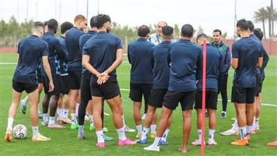 فريق المصري يؤدي تدريبات بدنية على الشاطئ بالمغرب 