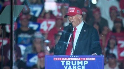 خوفا من الاغتيال، ترامب يظهر خلف زجاج مضاد للرصاص (فيديو)