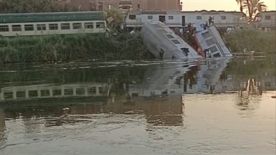 تصادم قطارين في المنيا وسقوط عربتين في ترعة الإبراهيمية (فيديو)