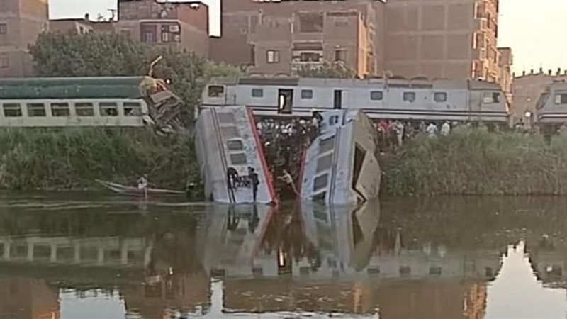 تصادم قطارين وسقوط