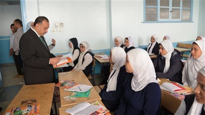 محافظ أسيوط يتفقد المدرسة الثانوية الصناعية بنات 