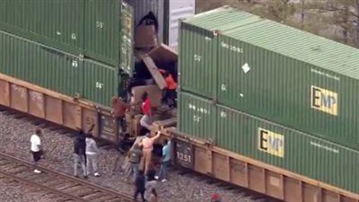 مقطع صادم، أمريكيون بسيارات فخمة ينهبون بضائع من قطار متوقف (فيديو) 