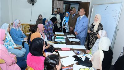 رئيس جامعة سوهاج يتابع انتظام العملية التعليمية ويشيد بانتظام الطلاب