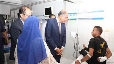 محافظ المنيا يزور مصابي حادث تصادم القطارين (صور)