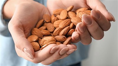 فوائد اللوز، غني بأحماض الأوميجا ويحمي من أمراض القلب والشيخوخة 