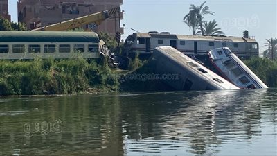  شهامة ولاد البلد.. الأهالي والركاب يشاركون في إنقاذ المصابين بحادث قطار المنيا.. مصرع 2 وإصابة 21 آخرين.. والنيابة تتحفظ على السائق (فيديو وصور)