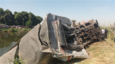 العربات مقسمة إلى نصفين، ننشر آثار حادث قطاري المنيا (صور)