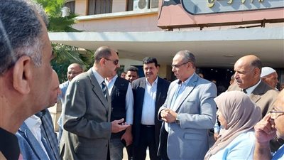 محافظ سوهاج يفاجئ مديرية التربية والتعليم ويحيل المتغيبين للتحقيق 