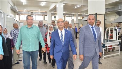 رئيس جامعة أسيوط يشدد على الالتزام بالإجراءات الصحية لإعداد الوجبات المقدمة لطلاب المدن الجامعية