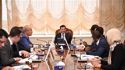 أشرف صبحي يلتقي سكرتير عام الكاف لبحث مستجدات المقر الجديد بالعاصمة الإدارية