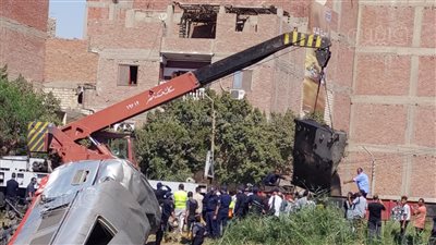 جهود مكثفة لإزالة حطام الجرار المسئول عن حادث قطار المنيا ( صور)