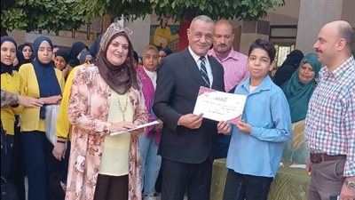 وكيل تعليم الدقهلية يتابع انتظام سير الدراسة ويكرم أوائل الطلبة (صور)