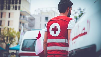 إصابة 4 مسعفين من الصليب الأحمر اللبناني في استهداف إسرائيلي جنوبي البلاد