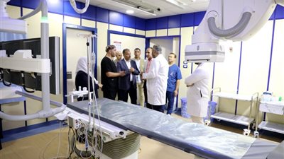 محافظ الشرقية يفاجئ العاملين بمستشفى الزقازيق ومكتب صحة ثان 