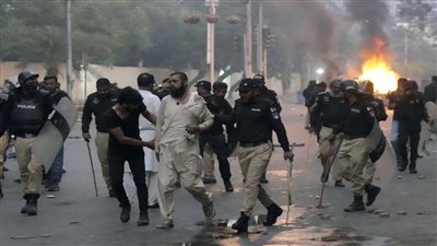  الشرطة الباكستانية تطلق الغاز المسيل للدموع لتفريق المتظاهرين في كراتشي (فيديو)