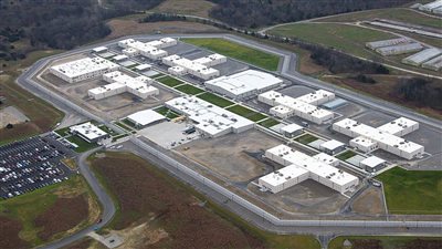 التحقيق مع أكبر شركة سجون خاصة في أمريكا 