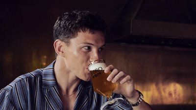 توم هولاند يطلق بيرة خالية من الكحول 