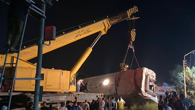 انتشال العربة الثانية لـ قطار المنيا من ترعة الإبراهيمية (صور)