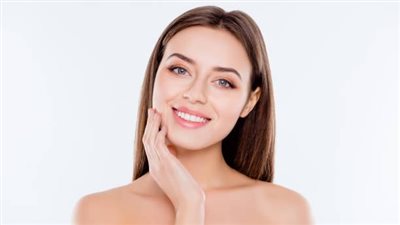 وصفة طبيعية واقتصادية لتفتيح البشرة وتعزيز نضارتها