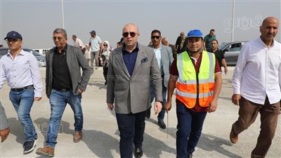 بنسبة تنفيذ 80 %، محافظ بني سويف يتفقد سير العمل بمحور الفشن