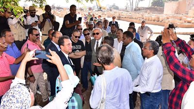 محافظ الأقصر والسفير الفرنسي يتفقدان مواقع العمل بمعابد الكرنك (صور)