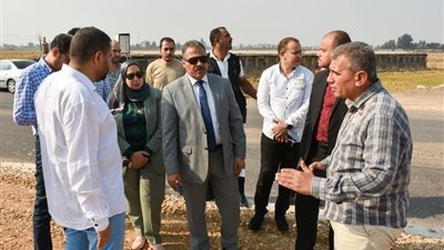 محافظ الشرقية يتفقد رصف ورفع كفاءة طريق طاروط منيا القمح 