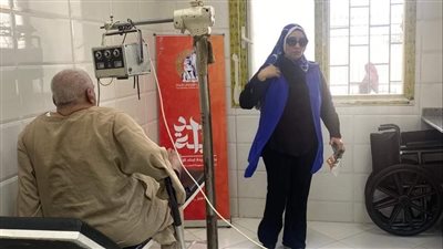 الكشف على 300 مواطن من أهالي الإسكان البديل بروضة أكتوبر خلال قافلة علاجية مجانية