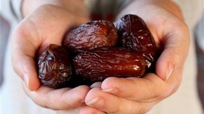 تفسير حلم توزيع التمر في المنام وعلاقته بانتهاء الأزمات 