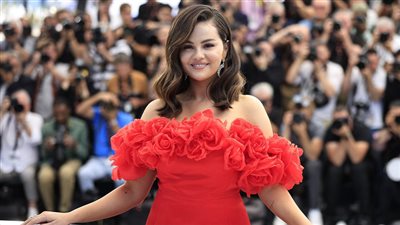 أخبار الفن: هدم المسرح العائم يثير أزمة بالوسط الفني، ليلى علوي تنافس إلهام شاهين بدور العرض السينمائى، سيلينا جوميز تعتزل الغناء