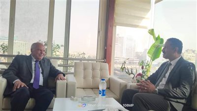 نقيب المعلمين يناقش سبل نشر الخدمات النقابية مع تعليم الجيزة