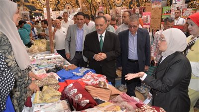 محافظ أسيوط يوجه بتقديم ماكينة خياطة وعجان ومفرمة لأسرتين بمعرض 