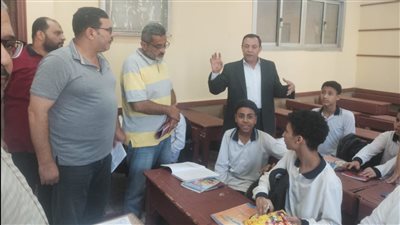 مدير التعليم العام بالدقهلية يتفقد مدارس شرق المنصورة