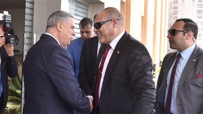 وزير العمل يلتقى محافظ الإسكندرية ويبحثان أوجه التعاون 