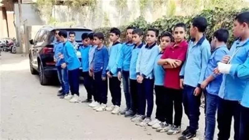 طلاب معهد أزهري يصطفون