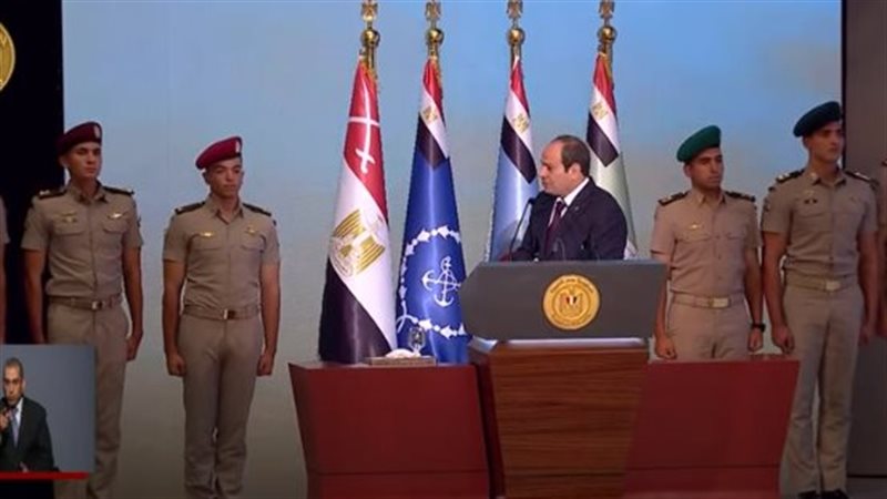 الرئيس السيسي وضباط