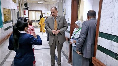 محافظ سوهاج يفاجئ مستشفى الهلال للتأمين الصحي ويتابع مستوى الخدمات الطبية 