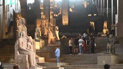 قبل الافتتاح التجريبي بساعات، إقبال سياحي على المتحف المصري الكبير (بث مباشر)