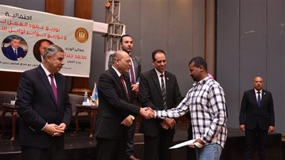 وزير العمل ومحافظ الإسكندرية يُسلمان عقود عمل لذوي الهمم