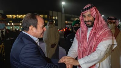 زيارة ولي العهد السعودي لمصر صفحة جديدة في تطور العلاقات بين البلدين.. القاهرة والرياض حجر الأساس لاستقرار الشرق الأوسط.. وتحقيق المصلحة المشتركة وتعزيز العمل العربي أبرز الأهداف