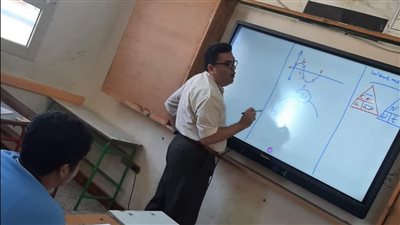 مدير مدرسة بأكتوبر يقوم بتدريس الفيزياء للطلاب لسد عجز المعلمين (صور)
