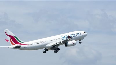 إيقاف طيار بعد شجار مع مساعدته 