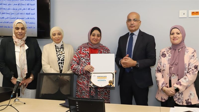 جامعة عين شمس تكرم