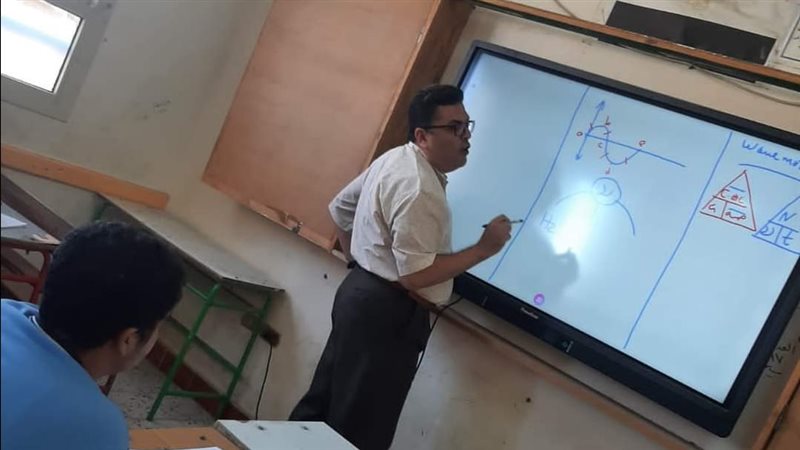مدير المدرسة يشرح