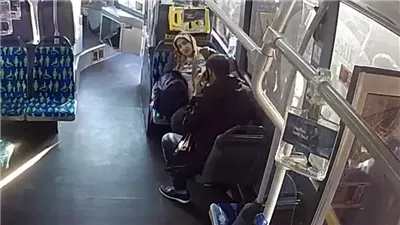 امرأة تركية تلد في حافلة نقل عام 