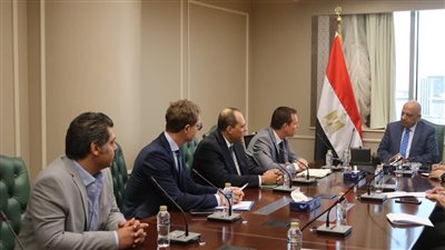 وزير الكهرباء يبحث تحسين الفقد الفني في شبكة الجهد المتوسط مع رئيس شنايدر