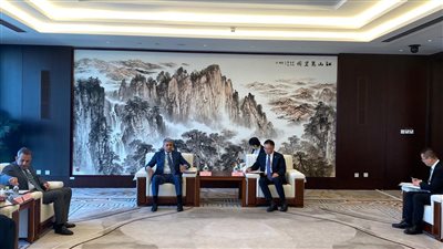 وزير السياحة والآثار يلتقي نائب رئيس الشركة الصينية العامة للهندسة المعمارية