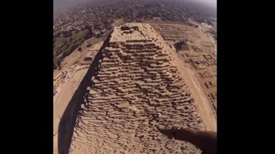 فص ملح وداب، صاحب الطائرة الشراعية يصاب بالذهول لاختفاء الكائن الغريب فوق الهرم (فيديو) 
