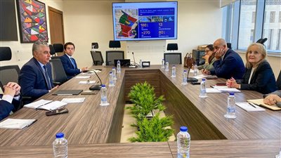 رئيس اقتصادية قناة السويس يستقبل وفد البنك الأوروبي EBRD لمناقشة التعاون المشترك