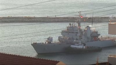 إيطاليا تنقل مهاجرين مصريين إلى ألبانيا على ظهر سفينة حربية (فيديو وصور)